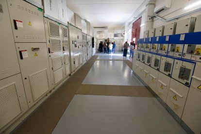 Equips dels nous variadors de freqùencia per bombar aigua amb menys consum energètic a l'estació del CAT de l'Ampolla