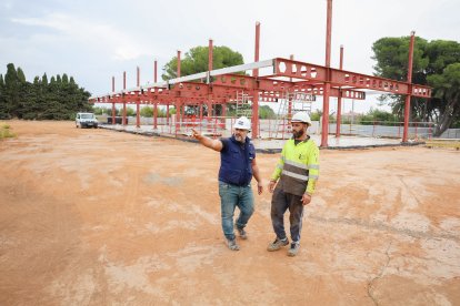 Ya se ha empezado a levantar la estructura del edificio gestor, que acogerá gimnasio, cafetería, salas de entrenamientos, vestuarios y despachos.