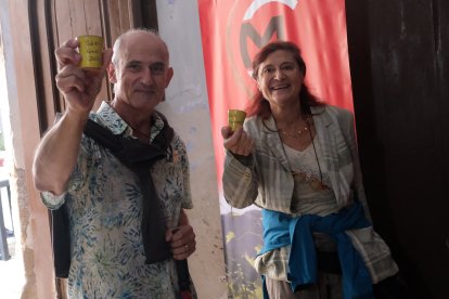 Dos visitants, en plena degustació.