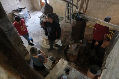 Una de les cases on s'elabora aiguardent.