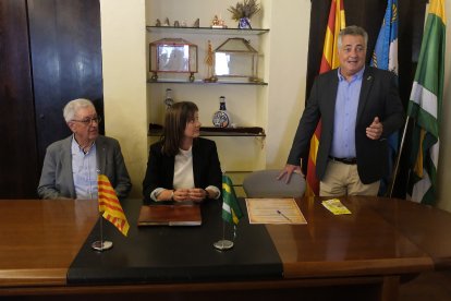 Recepció amb José María Bello Maneiro, alcalde de Valga; Rosa Caballé, presidenta del consell regulador DO Terra Alta; i Miquel Trilla, alcalde Prat de Comte.