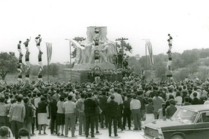 Les colles castelleres amb la primeres peces de l'obra