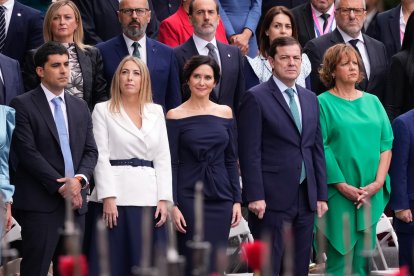 Los presidentes autonómicos de Extremadura, María Guardiola  (2 i); Madrid, isabel Díaz Ayuso (c); y Castilla y León, Alfonso Fernández Mañueco (2 d), durante el desfile de las Fuerzas Armadas 