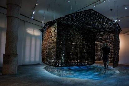 La escultora donostiarra Cristina Iglesias establece un diálogo entre sus esculturas inmersivas y La Pedrera de Gaudí.