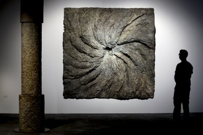 La escultora donostiarra Cristina Iglesias establece un diálogo entre sus esculturas inmersivas y La Pedrera de Gaudí.