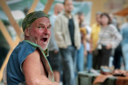 Els participants es vesteixen amb robes de l'època.