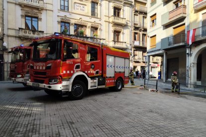 Cinco dotaciones de Bombers en la plaza del Blat de Valls.