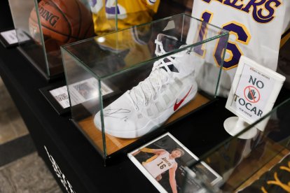 Zapatillas y camiseta de Pau Gasol con los Lakers.