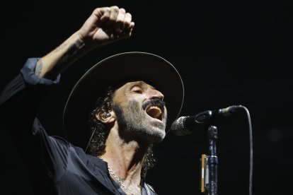 El cantante y compositor José Miguel Conejo ´Leiva´ durante el concierto que ha ofrecido hoy viernes en el Navarra Arena de Pamplona.