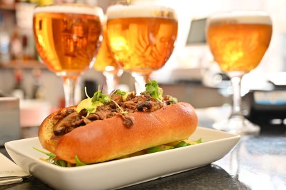 El hot dog que serveix El Castell.