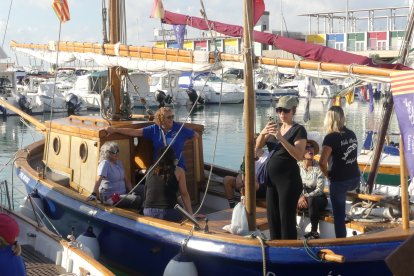 Una de las embarcaciones con tripulación femenina