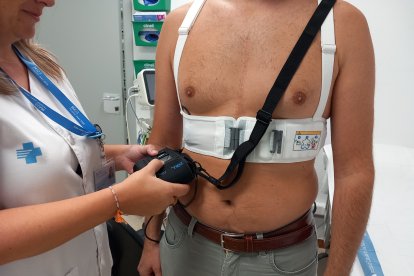 El chaleco detecta alteraciones peligrosas en el ritmo cardíaco y, si es necesario, administrar una descarga eléctrica con el objetivo de salvar la vida del paciente