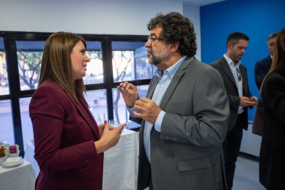 Trinidad Sala, delegada regional Nordeste en Redeia, junto a un miembro de la junta de Pimec.