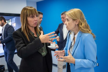 Maria Mas (derecha), gerente de la AEQT, junto a Mar Giné, directora dels Serveis Territorials del Departament d'Empresa i Treball.