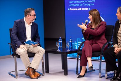 Rafael Servent, responsable del área de Economía del 'Diari de Tarragona' y Trinidad Sala, delegada regional Nordeste en Redeia.