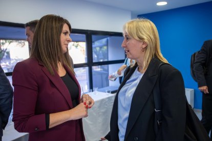 Trinidad Sala, delegada regional Nordeste en Redeia y la subdelegada del Gobierno, Elisabet Romero.