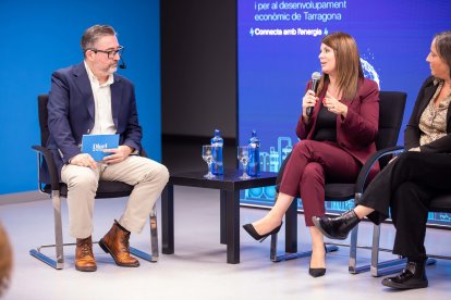Rafael Servent, responsable de Economía del 'Diari de Tarragona' y Trinidad Sala, delegada regional Nordeste en Redeia.