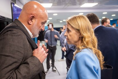 Maria Mas, gerente de la AEQT, con uno de los invitados.