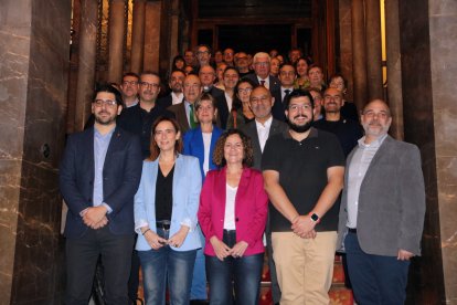 Foto de família de les autoritats al Palau Güell.