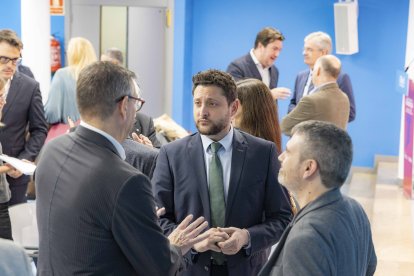 L'alcalde de Tarragona, Rubén Viñuales, parla amb el director del complex industrial de Dow Tarragona, Ignasi Cañagueral i el director dels Serveis Territorials de Territori, Habitatge i Transició Ecolòfica de la Generalitat a Tarragona, Xavier Villacampa.