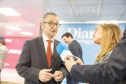 La periodista del Diari Núria Riu durant l'entrevista amb el secretari general de Territori, Habitatge i Transició Ecològica de la Generalitat, Jordi Terrades. Al fons, el conseller delegat del Diari Santiago Batchillería.