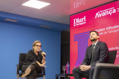 La directora del Diari, Natàlia Rodríguez, amb l'alcalde de Tarragona, Rubén Viñuales.