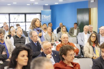 Vanesa Climent, de l'Associació Tarragona Avança, durant una de les preguntes a l'alcalde.