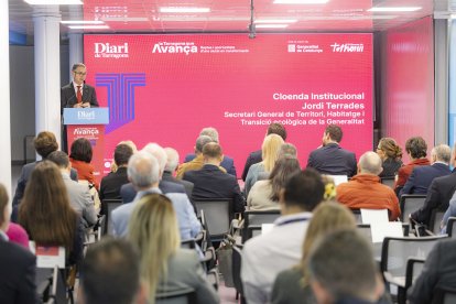 La sala Victoria Climent del Diari de Tarragona, plena durant l'acte. Al faristol, el secretari general de Territori, Habitatge i Transició Ecològica de la Generalitat, Jordi Terrades.