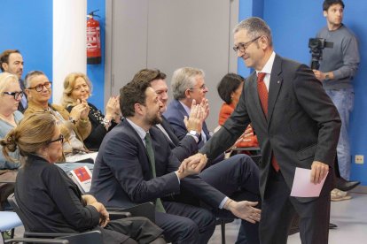 El secretari general de Territori, Jordi Terrades, de peu, saluda l'alcalde, Rubén Viñuales. Al costat de Viñuales, el conseller delegat del Diari, Santiago Batchillería i la directora del Diari, Natàlia Rodríguez.