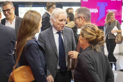 Glòria Vallcorba y Josep Albert Vallcorba de Grup Plana, parlant amb el secretari general de Territori, Habitatge i Transició Ecològica de la Generalitat, Jordi Terrades i la directora del Diari, Natàlia Rodríguez.