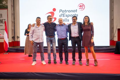 Al centre, Eduard Moreno, amb altres companys a qui ha fet extensiu el reconeixement.