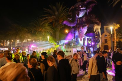 El elefante de nueve metros, entre la gente.