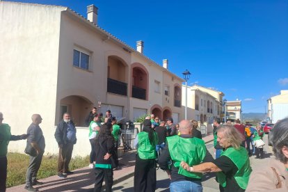 Miembros de la PAH en la calle donde está la vivienda.