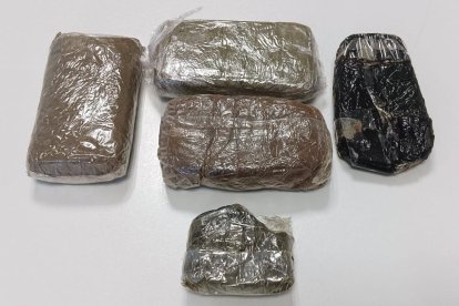 Los diferentes paquetes decomisados a un conductor en un control de Mossos.