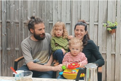 Manel hizo el Erasmus en Toulouse hace 15 años y se quedó. Allí formó su familia. En la imagen, (de izquierda a derecha), con su hijo Marcel, su hija Flàvia y su mujer, Chantal, en el jardín de casa. 