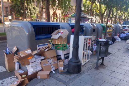 Contenedores llenos de basura.
