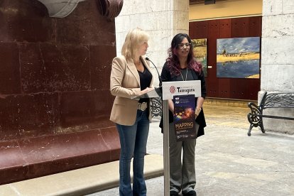 Montse Adan y Daviana Muñoz, en el acto de presentación del mapping.