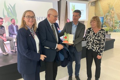 Pare López y su mujer Rosa Mari con el alcalde y la concejal de playas