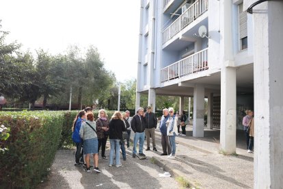Los vecinos de las casas de colores de Campclar, hartos del deterioro de sus viviendas.