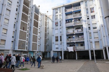 Los vecinos de las casas de colores de Campclar, hartos del deterioro de sus viviendas.