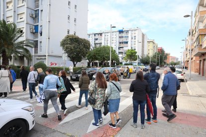Los vecinos de las casas de colores de Campclar, hartos del deterioro de sus viviendas.