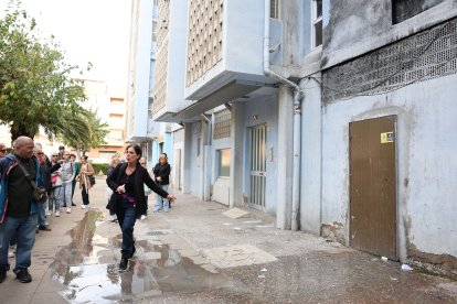 Los vecinos de las casas de colores de Campclar, hartos del deterioro de sus viviendas.