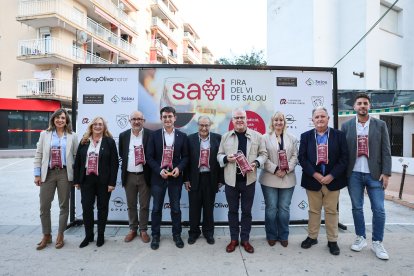 Las autoridades, durante el acto de inauguración de la primera edición de la feria del vino de Salou, SAVI.