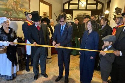 Salvador Illa cortando la cinta inaugural.