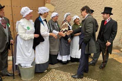 Salvador Illa saludando a algunos de los asistentes.