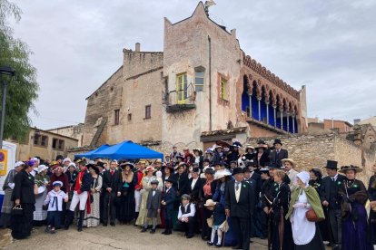 Els Pallaresos celebran sus jornadas modernistas. En la imagen, numerosos participantes, vestidos como en 1900.