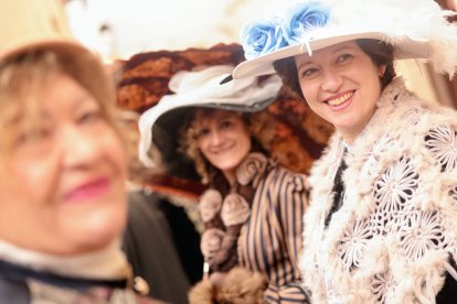 Participantes en las jornadas vestidos de época.