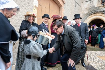 Salvador Illa saludando a algunos de los asistentes.