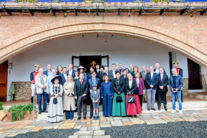 Foto de familia junto a Salvador Illa en Els Pallaresos.