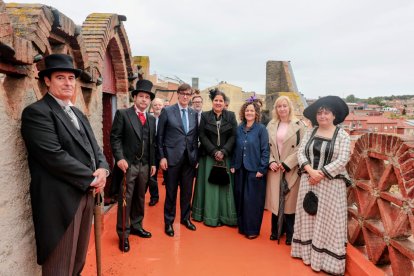 Foto de grupo de participantes en las jornadas junto a Salvador Illa. También con la consellera de Cultura, Sònia Hernández, la subdelegada del Gobierno en Tarragona, Elisabet Romero; y el alcalde dels Pallaresos, Jordi Sans.